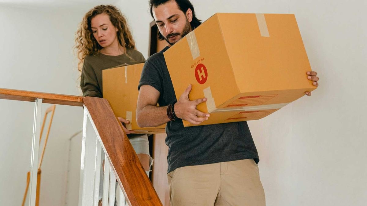 Débarras de cartons dans un escalier de maison